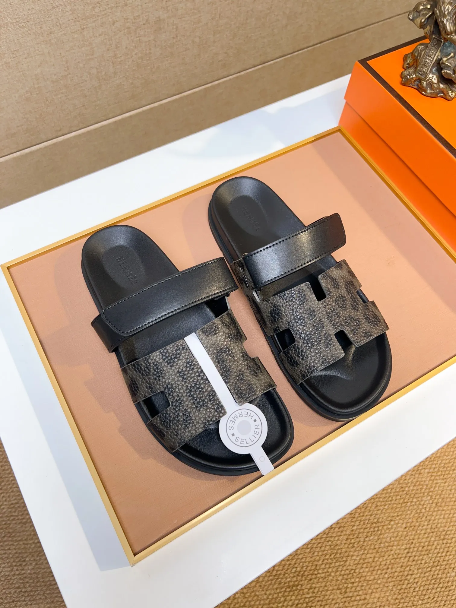 Men's clothing and shoes 💰340 💅💅💅 new arrival. Hermes Hermes official website latest counter synchronized new oran color leather H slippers, the original Paris version flew back to the original model and opened the mold to make it perfectly🍌The highest quality Sincerity, you can enter and leave the counter at will [Deyi] The upper is made of original customized  colored palm prints, crocodile print, ostrich print, colored cow leather, colored cow suede, 🤔 horse hair, 🥳 colored diamonds, 🥰 3D printing, and other genuine leather slippers, imported cow pattern foot pad lining, Italian  latest original genuine leather combination outsole Code number: 38-48 (customized at 46.47.48) Can be made into picture combination sole with genuine leather pattern and ordinary molded outsole